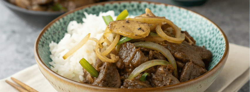 Bœuf sauté aux oignons accompagné de riz blanc dans bols en céramique, recette asiatique traditionnelle