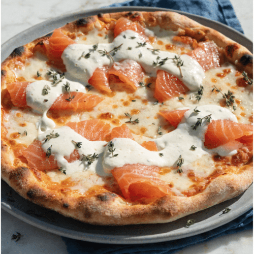 Pizza au saumon fumé avec crème fraîche et mozzarella fondante.